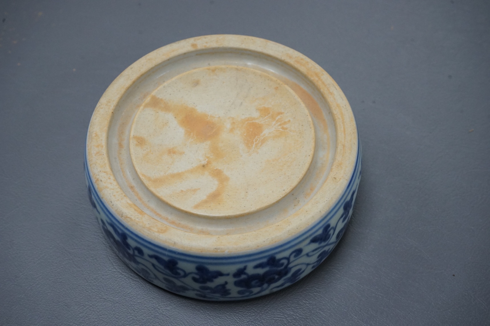 A shallow Chinese blue and white bowl, 13.5cm diameter